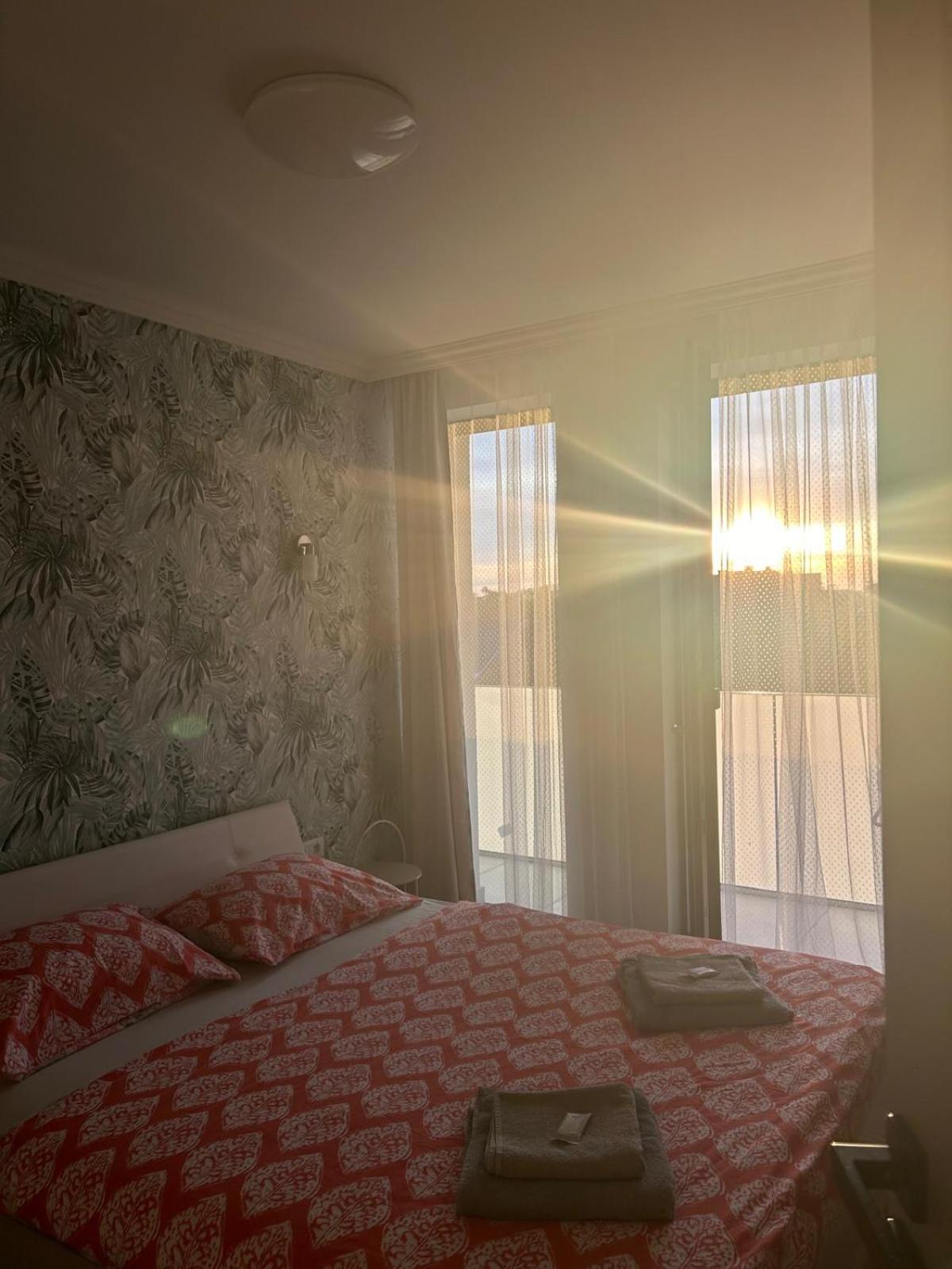 Becca'S Downtown Apartment With Private Parking Oradea Extérieur photo